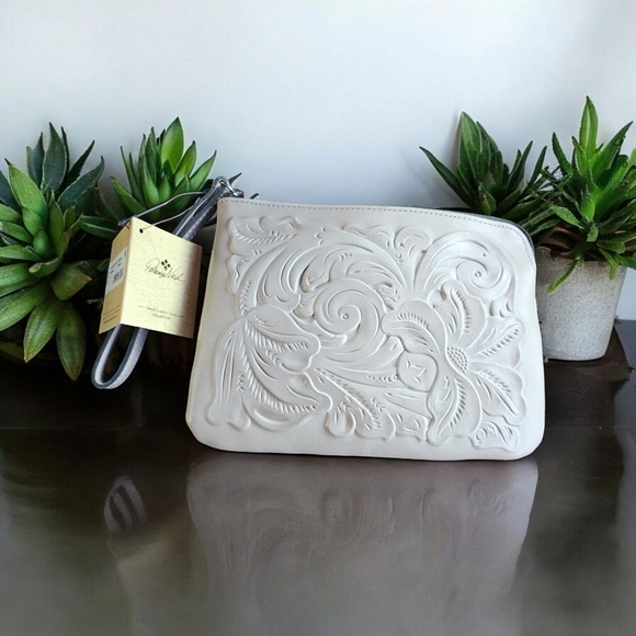Patricia Nash wristlet/clutch - Picture 1 of 6